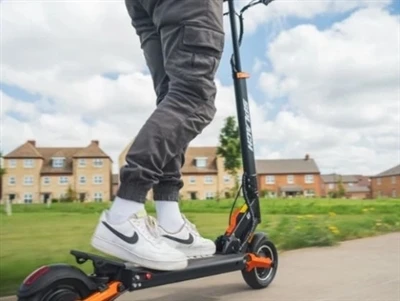 Come riparare la batteria di uno scooter che non si carica